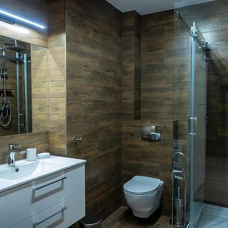 Nowy Z Duzym Tarasem I Parkingiem