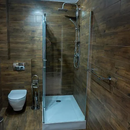 Nowy Z Duzym Tarasem I Parkingiem 슈비노우이스쳬