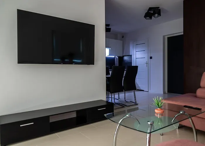 Nowy Z Duzym Tarasem I Parkingiem * سفينويتشي